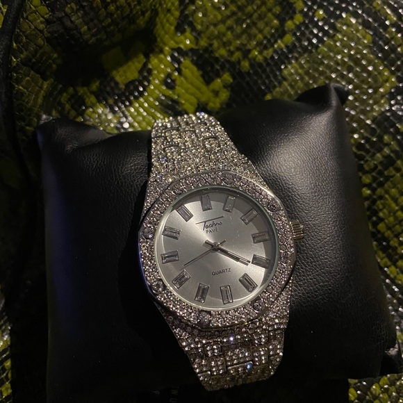 Paved Timepeice - Picture 4 of 5